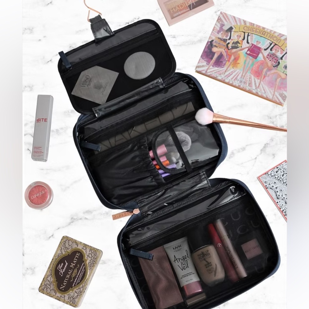 Hanging travel organizer or toiletry bag